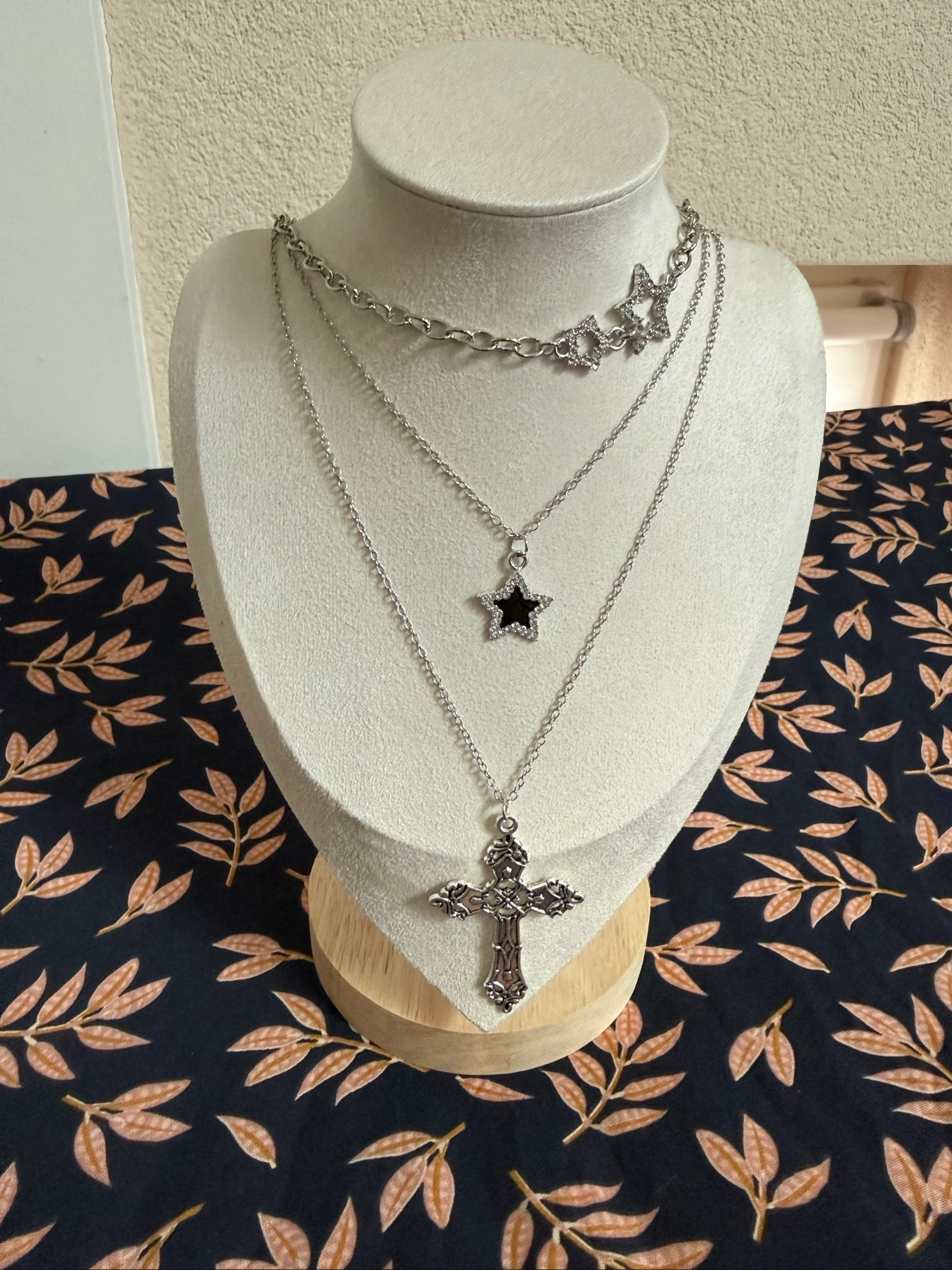 Collier couleur argenté avec etoile et croix